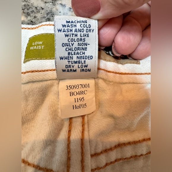 NWOT Old Navy low waist, boy-cut fit white distressed jeans. Size 8 - Picture 13 of 16